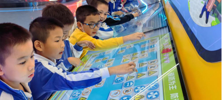 图说：学生在航城街道安全宣传教育基地体验学习