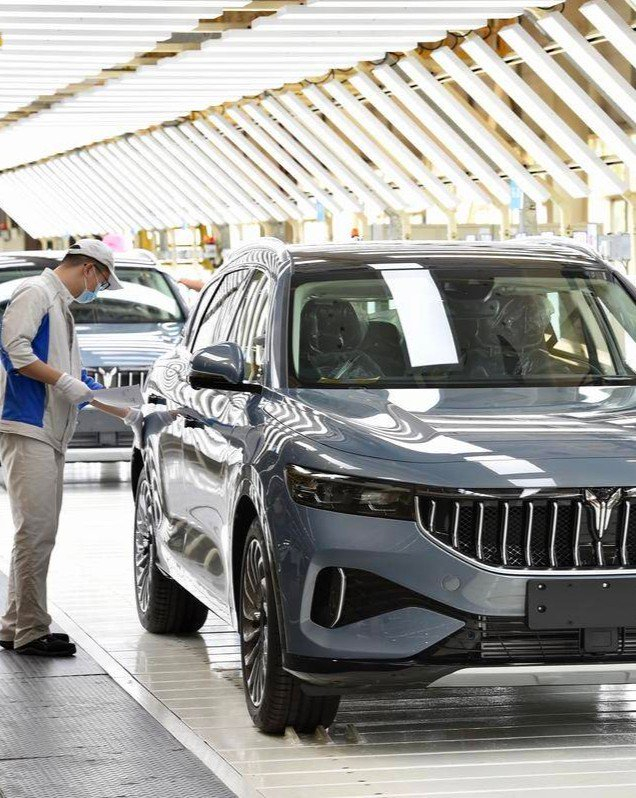 岚图汽车科技有限公司数字化总装车间，一辆辆岚图FREE新能源汽车陆续下线。（湖北日报全媒记者 李溪 摄）