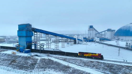 图为运煤列车满载“乌金”正驶向东北地区煤炭用户