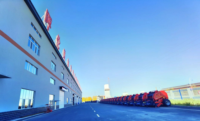 玖嘉机械设备制造有限公司大院里的红色农机设备。高慧 摄