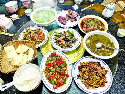     羌寨人家待客的土菜。刘大先摄