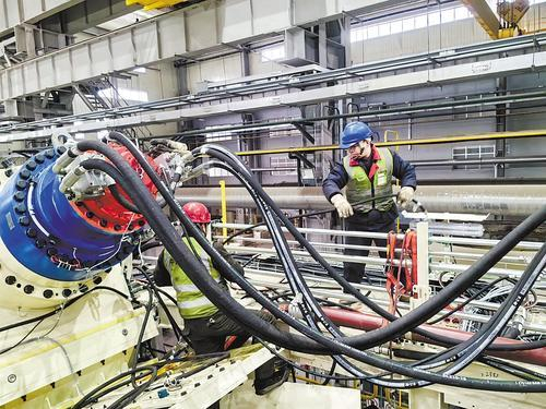     12月13日，在中铁十六局曹妃甸重工机械公司，工人正给北京地铁平谷线8.3米盾构机连接管道。 河北日报通讯员 曹亚茹摄