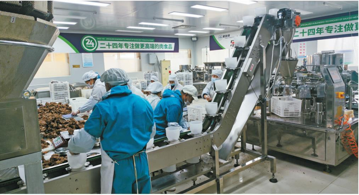 11月30日，咸阳家友缘食品有限公司的工人在分装食品。 记者 苏怡摄
