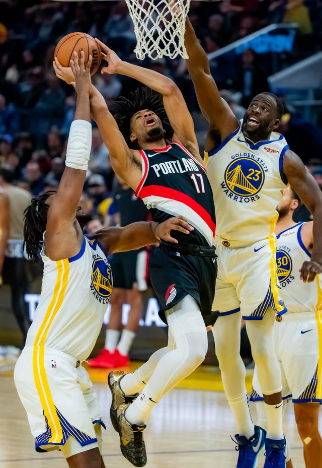 作为勇士的攻防枢纽，“追梦”格林（右）不仅效率下降，在场上更是多次行为失控。  图/新华社