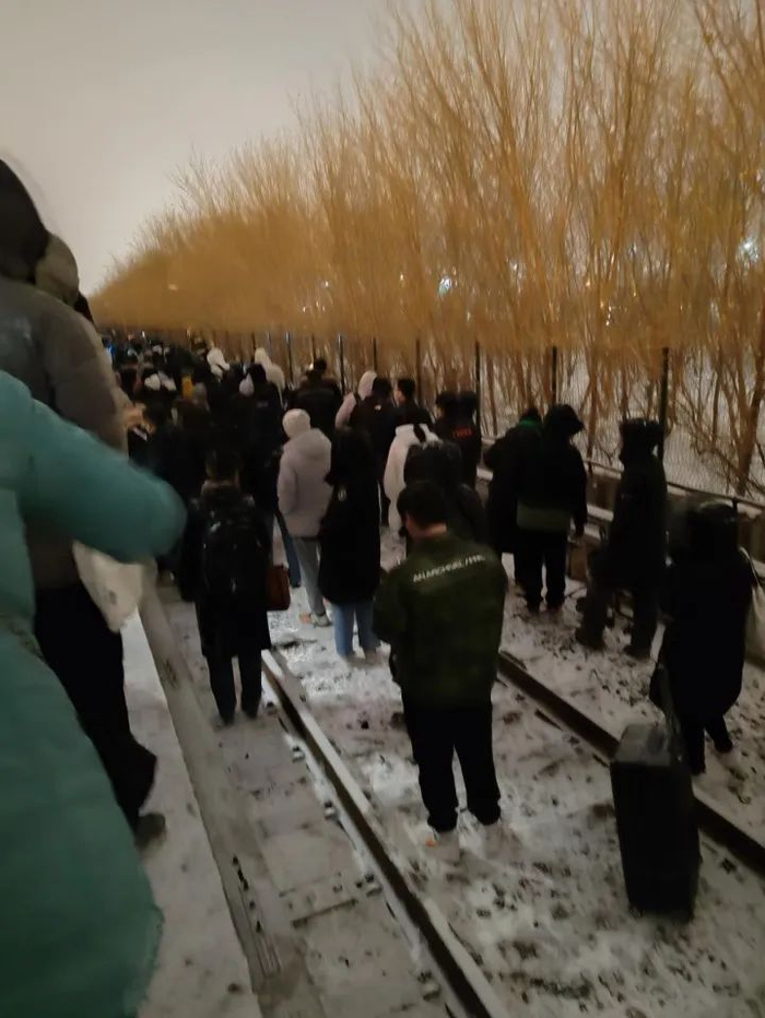 事故列车乘客被疏散到地铁车厢外 受访者供图