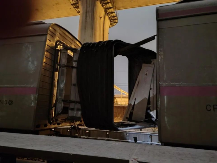 接近分离的地铁车厢 受访者供图