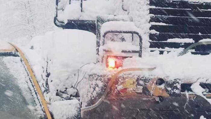 入冬以來,西藏各地降雪頻繁,全區國省幹線公路等出現受災阻斷現象,區