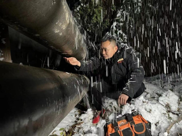 郑州热力的工作人员冒雪对架空管网进行巡检。（郑州市城市管理局供图）