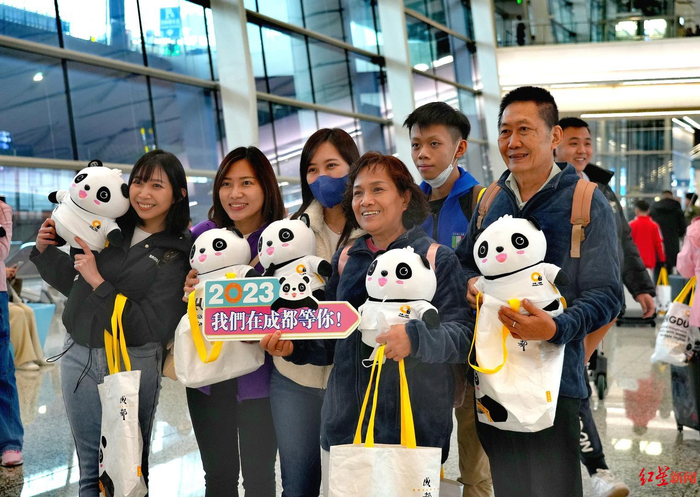 ▲马来西亚免签旅游团抵达成都