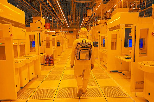 图片说明： 东南亚近年吸引大量半导体企业投资。图为美国格芯公司在新加坡的晶圆生产车间。（视觉中国）