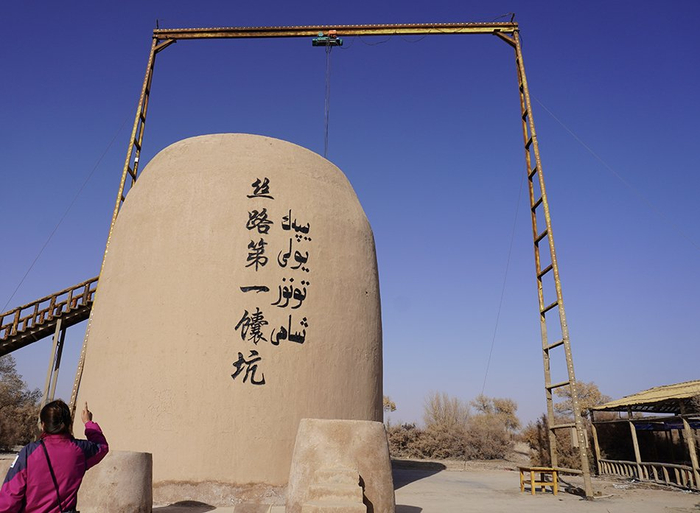 红海景区内的丝路第一馕坑。本文图片除标注外，均为澎湃新闻记者 邹佳雯 图