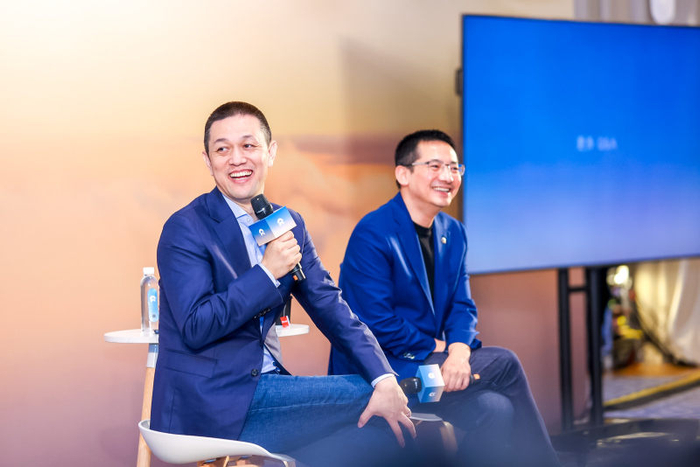 李斌（左）与秦力洪（右）接受媒体采访（图片来源：企业供图）