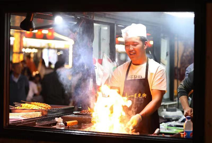乌鲁木齐一家夜市上的烧烤摊位。（资料图片）