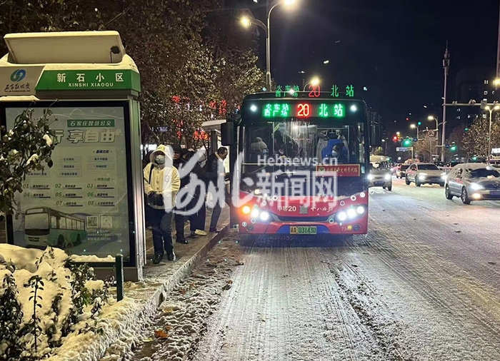 12月15日18时许，公交20路正在路上运行。（公交20路路队/供图）