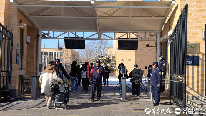 济南外国语学校考点入口，考生在有序进入考点。 摄影 王凯