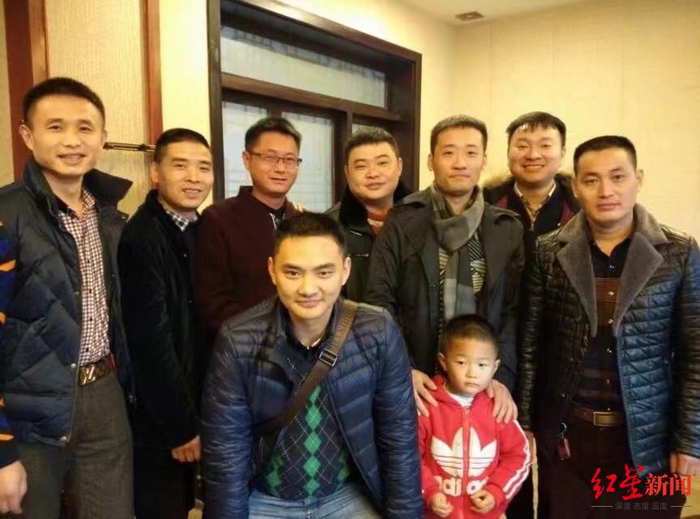 ▲云飞和爸爸们的合照