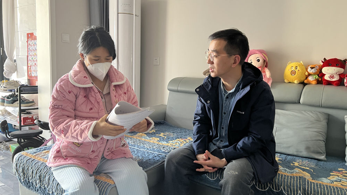 河南郑州高新区大正水晶森林小区，投诉家中暖气不热的业主（左）接受新华社记者采访。新华社记者唐健辉 摄
