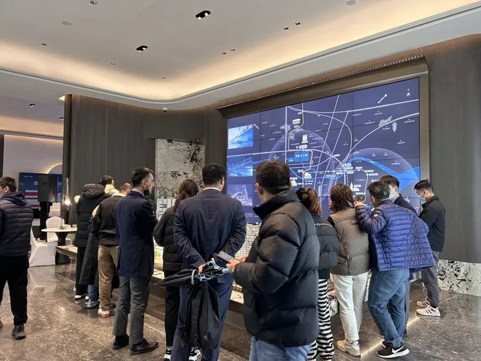 楼市新政首日龙湖楼盘现场