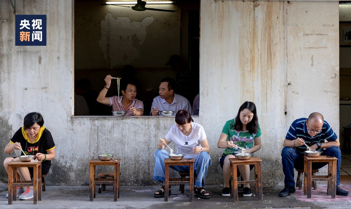 △在南宁嗦粉的正确打开方式：一人两张凳子，既是桌子也是凳子。