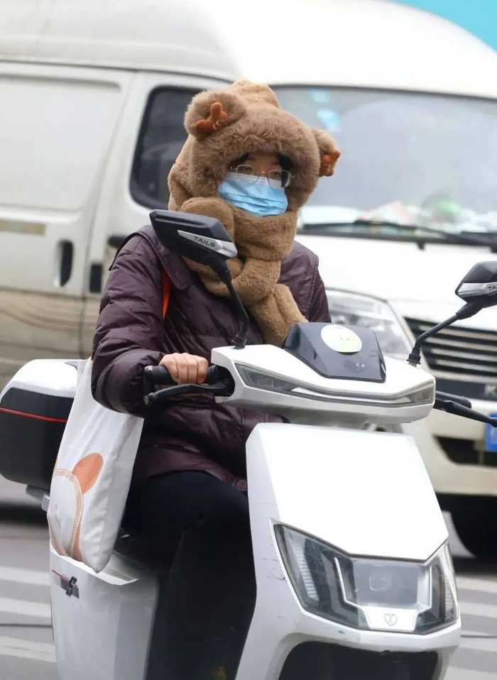 12月16日，南宁市民出行包裹得严严实实。何定坚 摄