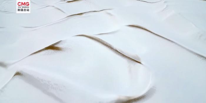 塔克拉玛干沙漠出现大范畴降雪，银装素裹的白色沙海一改当年的金黄，宛如水墨图卷。图片着手：央视新闻截图