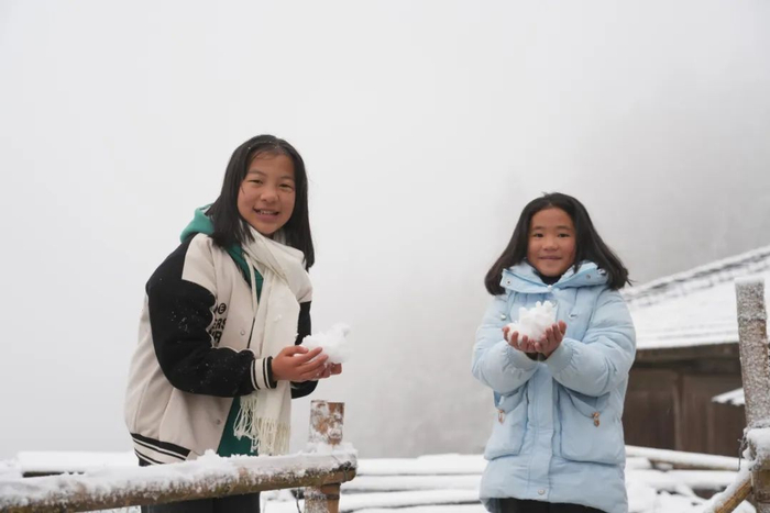 图为融水苗族自治县杆洞乡高强村村民和孩子们在玩雪。梁强 摄
