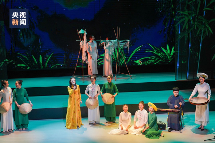 △2023年4月，广西南宁，越南和中国艺术家表演越南民歌弹唱。