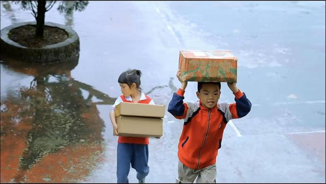 三义乡小学的孩子拿到捐助的礼物 受访者供图