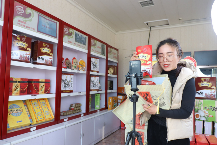 网上直播，驴肉产品销售火爆。 张云峰 摄