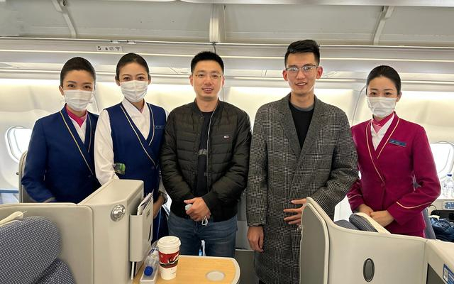 胡先生（右二）和黎立医生（中间）、南航乘务组合影，表示感谢。南航供图