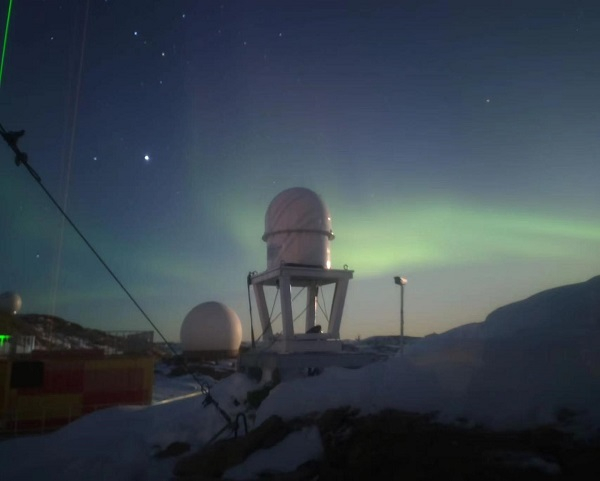 图说：极光下的“南极天目”望远镜原型机 采访对象供图