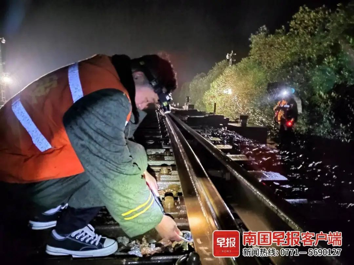 桂林工务段职工在益湛线双牌站对线路设备进行检查。郭大江 摄