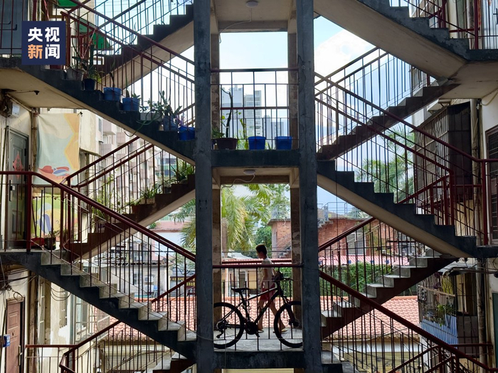 △锈迹斑斑的扶手、旧式的门锁……南宁不断在变，但这里似乎留住了时光。