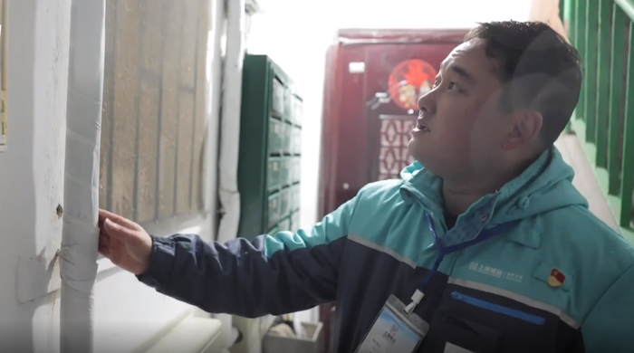 刘睿君上门进行水管、水表巡检。澎湃新闻记者 邹桥 图