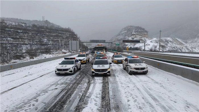 图为河北高速交警西柏坡大队与山西高速交警联勤联动压速带道。马淑阳摄
