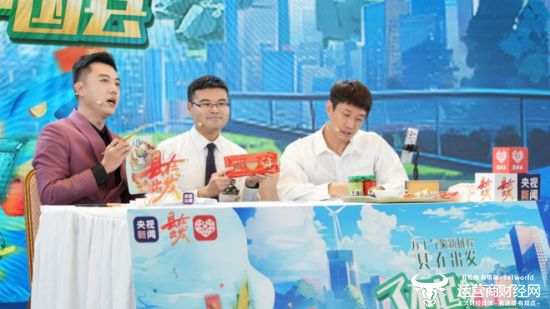 ▲江西省分宜县县长谢淘走进直播间，推荐江西米粉等好物。 李泽群 | 摄