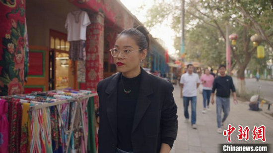 张媛媛漫步在库车古城的街道上。赵凯 摄
