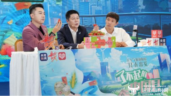 ▲辽宁省东港市市长孙晓晖为直播间观众推荐丹东草莓。 李泽群 | 摄