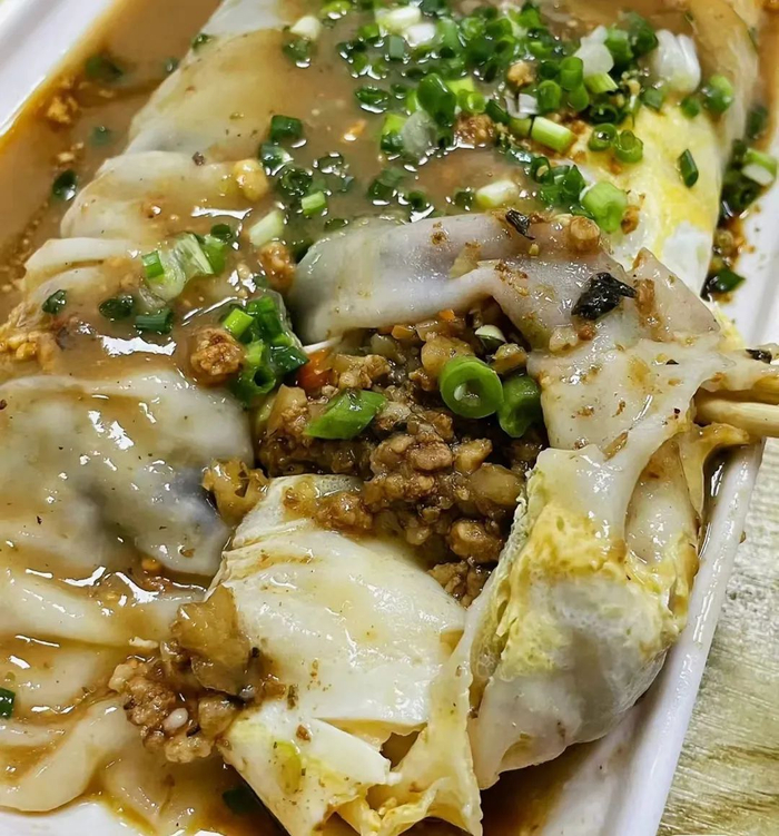 △包裹着肉和菜的卷筒粉，淋上黄皮酱，酸酸甜甜，神清气爽。