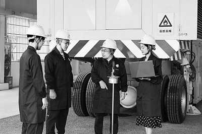 张军辉（右二）与团队成员开展路基性能测试试验。资料图片