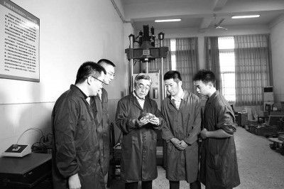 郑健龙（右二）带领团队进行高性能沥青路面材料力学行为研究。资料图片