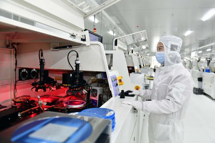 　　11月30日，在巨野县新一代信息技术产业园，工作人员在直显芯片生产设备前值守。新华社记者 郭绪雷 摄