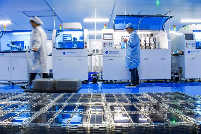 　　12月12日，宜春市上高县江西挺好光电科技有限公司的工人在生产线上赶制液晶显示屏。（周亮 摄）