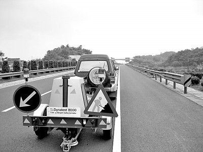 团队开发的高速公路路面病害快速诊断与修复技术得到广泛应用。资料图片