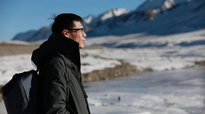 　王文志在青海祁连山木里矿区采访途中，中央电视台“法治人物”团队摄。