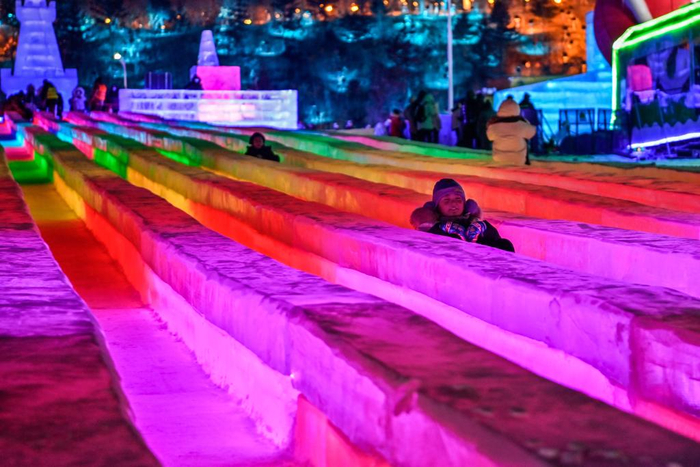 12月12日，游客在长春冰雪新天地体验冰滑梯。新华社记者 颜麟蕴 摄