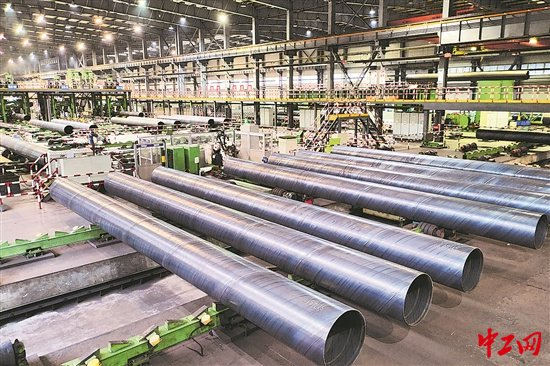 一眼望不到头的智能化生产线上，只有几名操作工人，一根根钢管按照设定的程序高效运转。工人日报-中工网通讯员 杨宏智 摄