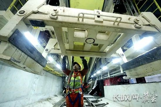 工人对北京轨道交通22号线河北段工程潮高区间管片夹具检修。长城网·冀云客户端通讯员 陈童 摄