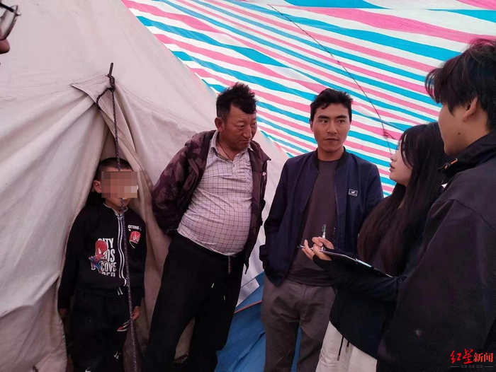 ▲调查人员向牧民了解情况