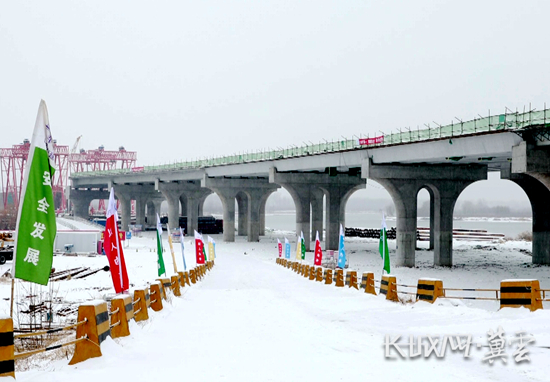 厂通路跨潮白河大桥建设现场。长城网·冀云客户端通讯员 周少红 摄